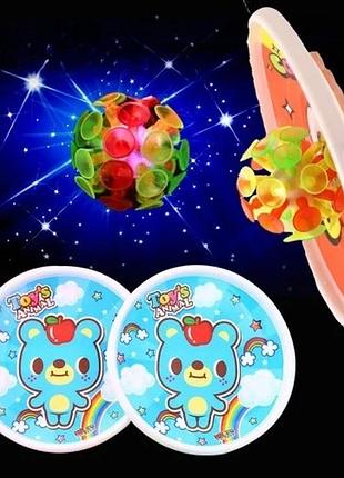 Игра catch ball (кэтчбол) с светящимся мячиком.