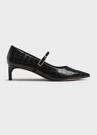 Чорні туфлі човники з гострим мисом з низькими підборами kitten heels charles&keith 35 розміру