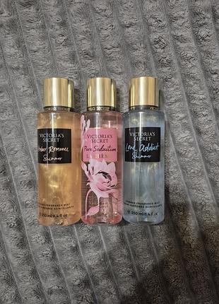 Жіночий подарунковий набір парфумованих спреїв victoria's secret amber romance shimmer, pure seduction la crème, love addict shimmer