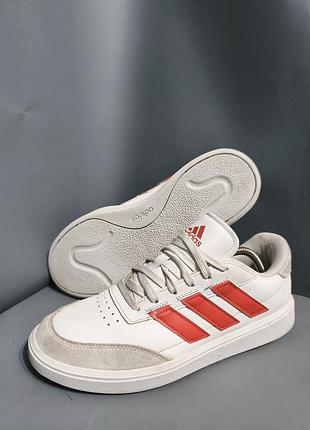 Adidas courtblock є класичними повсякденними кедами в тенісному стилі