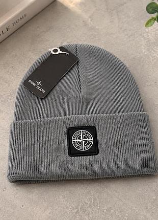 Мужская теплая шапка с отворотом и декоративной нашивкой, серая