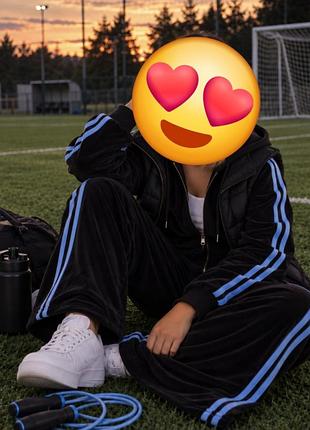 Спортивний костюм жіночий велюровий чорний з синіми смужками