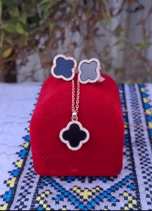 Набор украшений в стиле van cleef (кулон на цепочке и серьги) из медицинской стали (stainless steel)

четырехлистник клевера - это символ