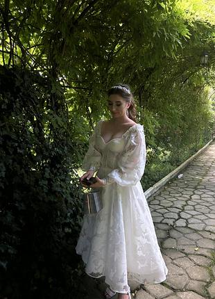 Продам дуже ніжне та красиве плаття😍 колір айворі(молочний білий), дуже гарно сідає по фігурі, а також зручна в носінні😊