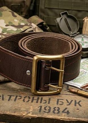 Широкий чоловічий офіцерський ремінь із натуральної шкіри глибокого коричневого кольору у вираженому вінтажному стилі.  
довжина: 134 см