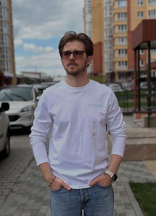 Calvin klein лонгслів в білому кольорі з блакитним лого. в складі 100%котон.