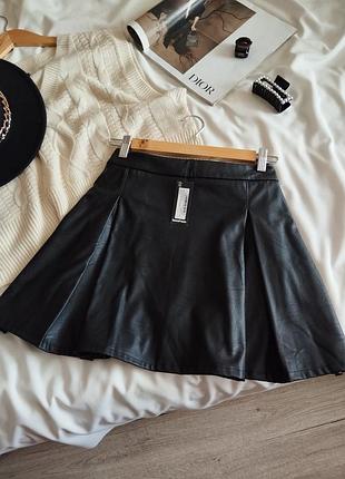 Черная расклешенная юбка из экокожи boohoo xl