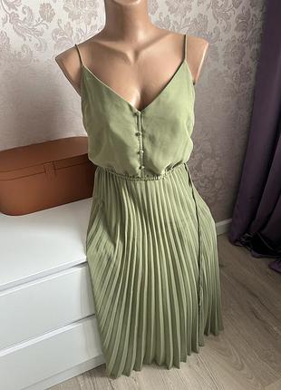 Сукня плясе