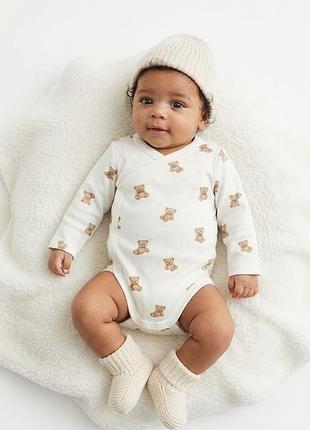 Белый хлопковый боди с запахом h&m с принтом мишки (organic cotton), размер eur 56 / nb (1-2 месяца)