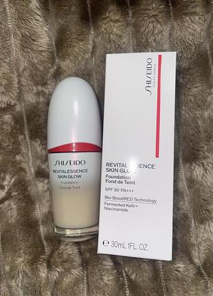 Тональний крем shiseido revitalessence skin glow foundation spf 30 pa+++ тон 160 shell