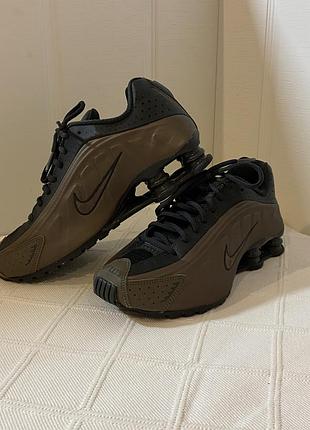 Кросівки унісекс nike shox r4 темно-коричневі, розмір 39, довжина устілки 25 см