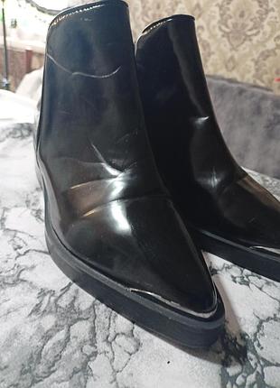 Лаковые ботильный, с металлическими вставками на носке. zara. размер 39, 39,5.