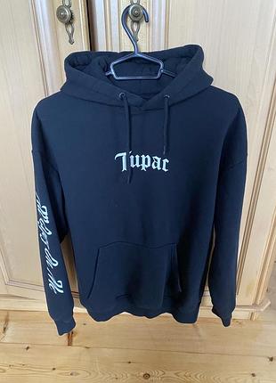 Класне худі з принтом відомим репером tupac усі погляди на мені з назвою альбому.