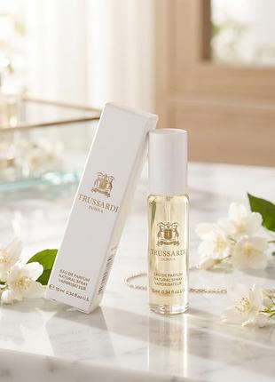 Женская парфюмированная вода trussardi conna eau de parfum (natural spray) - элегантный цветочно-восточный аромат с цитрусовыми и водяными нотами