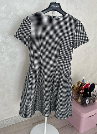 Коротка жіноча сукня zara в клітинку чорно-біла xs/s
