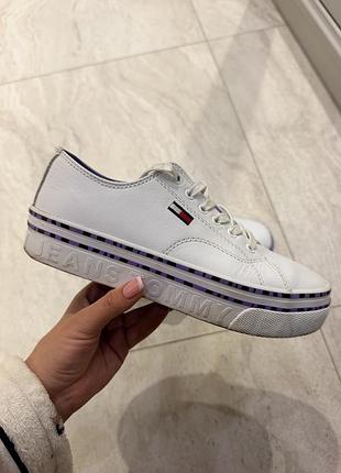 Кеди жіночі tommy jeans білі з бузковими деталями, шкіряні
