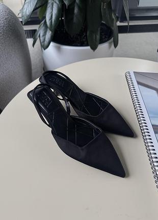 Чорні слінгбеки zara чорні туфлі слінгбеки на маленькому каблучку zara