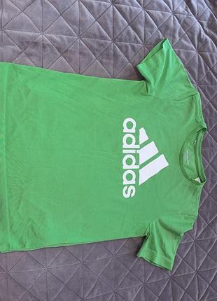 Футболка чоловіча adidas салатова з принтом