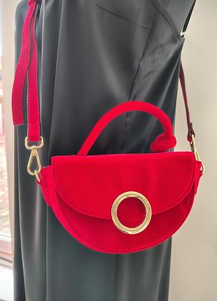 Элегантная бархатная сумка-седло кросс-боди skinnydip red velvet crescent knot bag london (оригинал) идеальное состояние