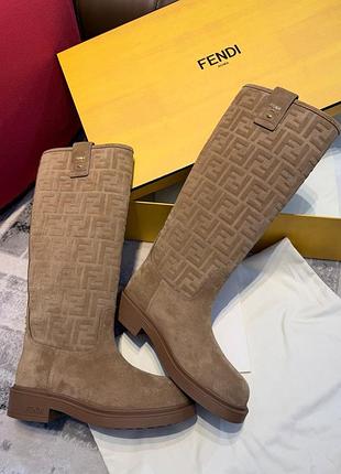 Високі чоботи fendi у теплому коричневому відтінку — стильна модель із фірмовим принтом ff та лаконічним дизайном.


люксова якість виконання