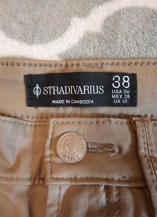 Жіночі легінси з екошкіри від бренду stradivarius (з написом "authentic denim supplier").