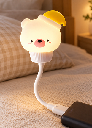 Портативний світлодіодний usb-нічник у вигляді ведмедика в жовтій шапочці з гнучкою ніжкою, підключений через usb-порт до павербанка