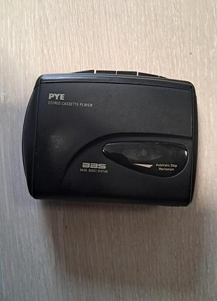 Винтажный портативный кассетный плеер марки pye (stereo cassette player) с системой усиления басов bbs (bass boost system