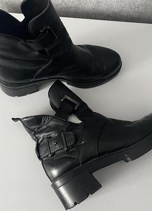 Чорні шкіряні черевики ботильйони на масивному каблуку
