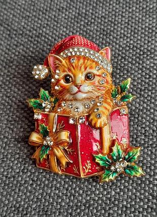 Брошь котенка в подарочной коробке