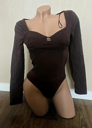 Боді жіноче bershka приталене шоколадного кольору з довгими рукавами та квадратним вирізом