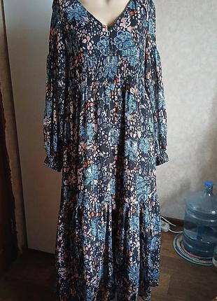 Яркое длинное платье