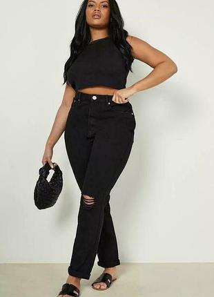 Нові джинси мом boohoo plus ripped knee mom jeans чорного кольору
