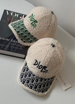 Кепка тепла dior з монограмою козирком тедді
