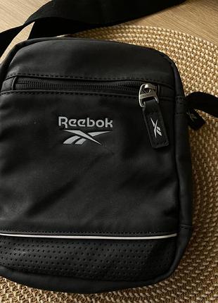 Чорна сумка через плече (месенджер) бренду reebok 3