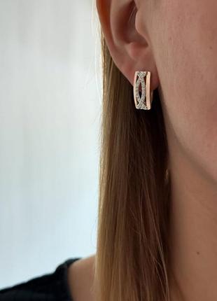 Серьги из серебра с фианитами и ажурным переплетением в прямоугольном контуре 925 пробы
