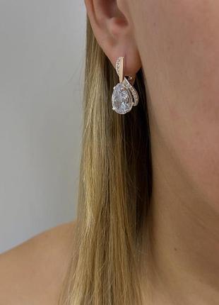 Серьги из серебра с каплевидными фианитами в подвесках с ажурным обрамлением 925 пробы