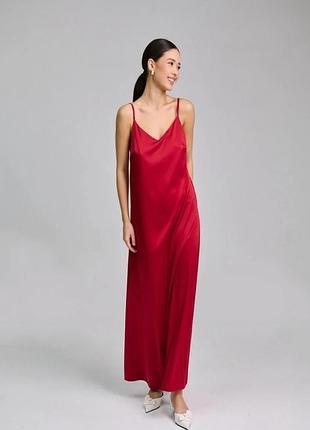 Розкішна червона сукня-комбінація (slip dress) з розрізом