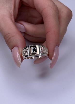 Серебряное кольцо 925 пробы с фианитами с золотой накладкой, черный цвет вставки