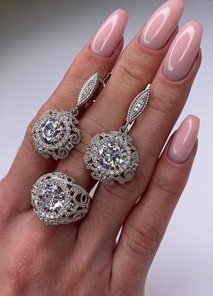 Серьги из серебра с круглыми ажурными подвесками, с фианитами 925 пробы