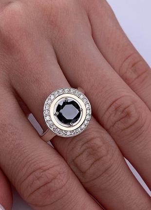 Серебряное кольцо 925 пробы с фианитами с золотой накладкой, черный цвет вставки