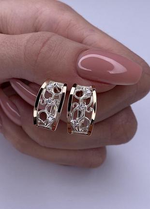 Серьги из серебра с круглыми ажурными элементами, с фианитами, с золотой накладкой 925/375 пробы