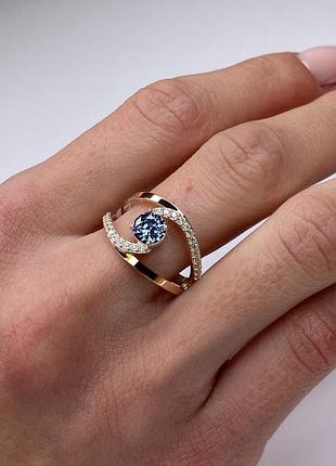 Серебряное кольцо с круглым центром и завитком с цирконием 925 пробы
