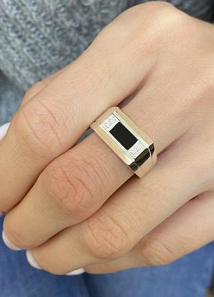 Серебряное кольцо 925 пробы с ониксом с золотой накладкой, черный цвет вставки