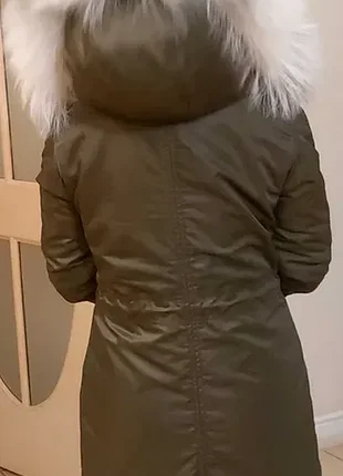 Продається парка з хутряним капюшоном.