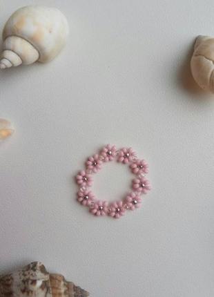 Кільце перстень з бісеру каблучка ромашки квіточки ніжний рожевий рожевий тренд 2021