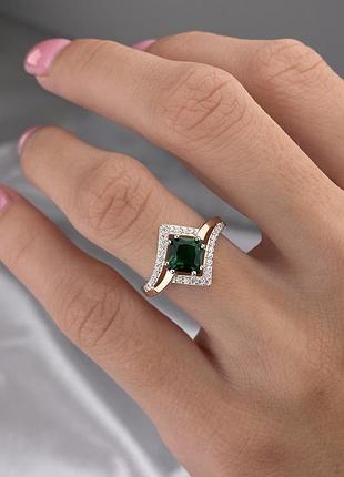 Серебряное кольцо 925 пробы с ювелирным стеклом с золотой накладкой, зеленый цвет вставки