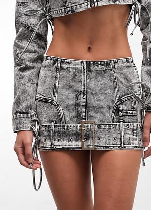 Prettylittlething petite — джинсова мініспідниця сірого кольору з ефектом варіння та поясом