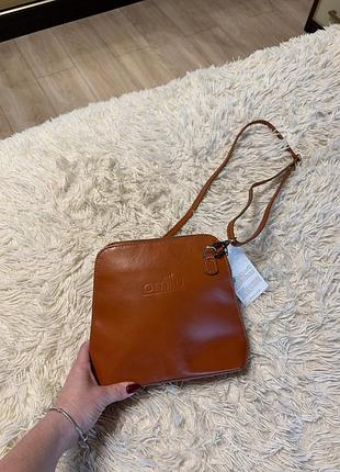 Коричневая кожаная женская сумка от итальянского бренда diva's bag (с тиснением «amilu» на лицевой стороне и биркой «diva's bag made in italy»).