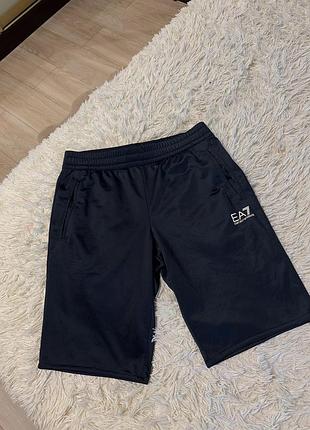 Мужские спортивные шорты темно-синего  цвета с белым логотипом бренда ea7 emporio armani.