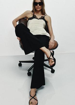 Сандалі zara чорні з тонкими ремінцями та золотистим декором на великому пальці